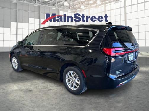 2023 Chrysler Pacifica Touring-L