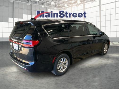 Diamond Black 2026 Chrysler Pacifica Select