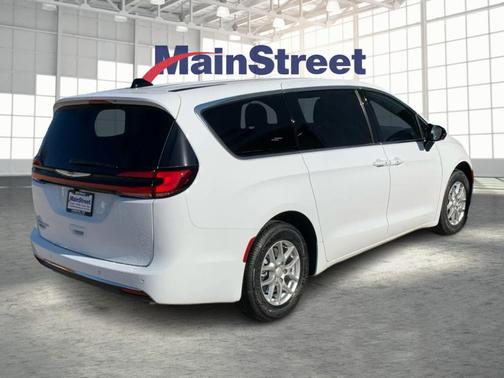 Bright White Clearcoat 2026 Chrysler Pacifica Select