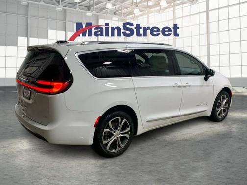 Bright White Clearcoat 2026 Chrysler Pacifica Pinnacle