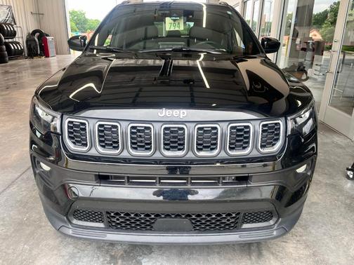 Diamond Black 2025 Jeep Compass Latitude