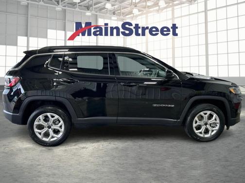 Diamond Black 2025 Jeep Compass Latitude