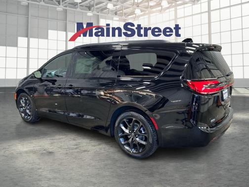 Diamond Black 2026 Chrysler Pacifica Limited