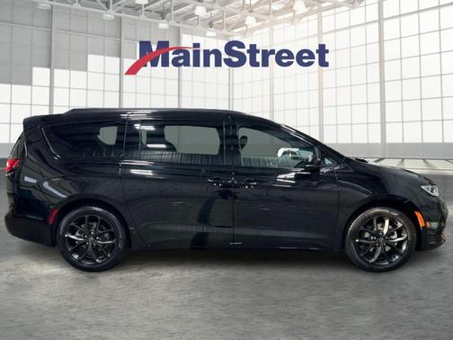 Diamond Black 2026 Chrysler Pacifica Limited