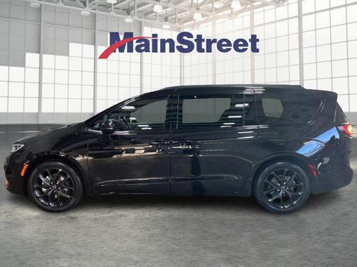 Diamond Black 2026 Chrysler Pacifica Limited