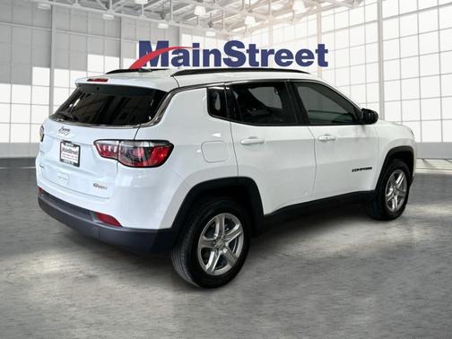 Bright White Clearcoat 2024 Jeep Compass Latitude
