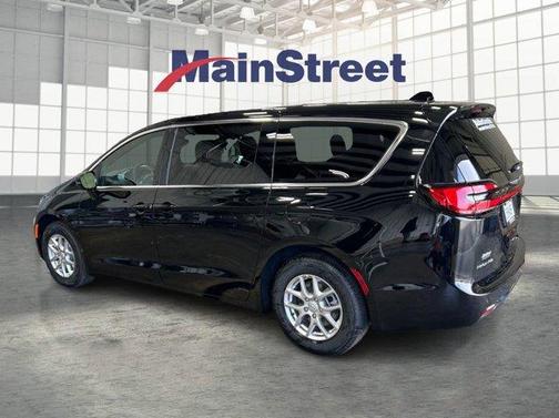 Diamond Black 2026 Chrysler Pacifica Select