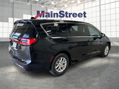 Diamond Black 2026 Chrysler Pacifica Select