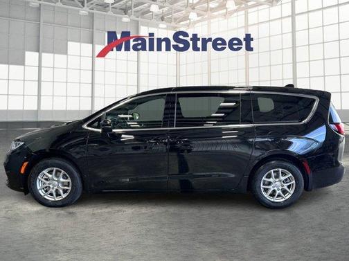 Diamond Black 2026 Chrysler Pacifica Select