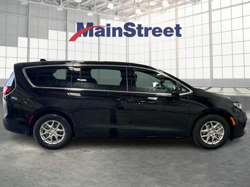 Diamond Black 2026 Chrysler Pacifica Select