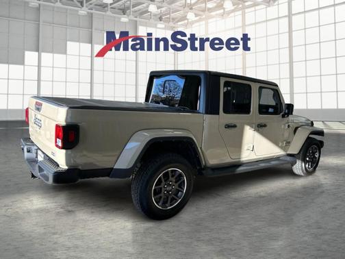 Limited Edition Gobi Clearcoat 2022 Jeep Gladiator Overland