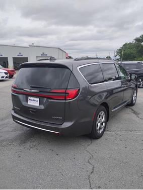 Crystal Metallic 2023 Chrysler Pacifica Limited