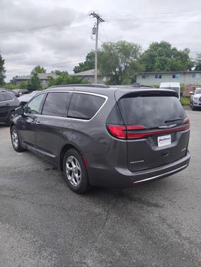 Crystal Metallic 2023 Chrysler Pacifica Limited
