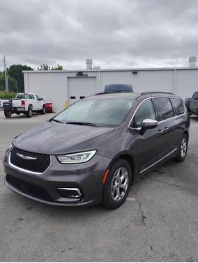 Crystal Metallic 2023 Chrysler Pacifica Limited
