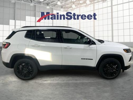 Bright White Clearcoat 2026 Jeep Compass Latitude
