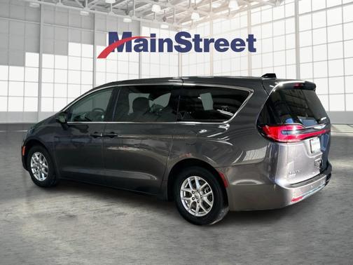 2023 Chrysler Pacifica Touring-L