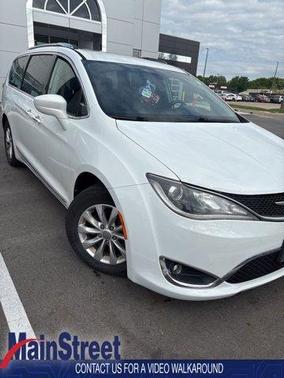 Bright White Clearcoat 2018 Chrysler Pacifica Touring-L