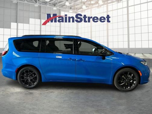 Hydro Blue Pearlcoat 2026 Chrysler Pacifica Limited