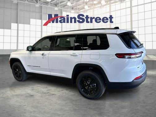 Bright White Clearcoat 2026 Jeep Grand Cherokee L Laredo