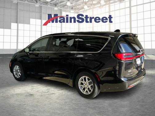 Brilliant Black Crystal Pearlcoat 2023 Chrysler Pacifica Touring-L