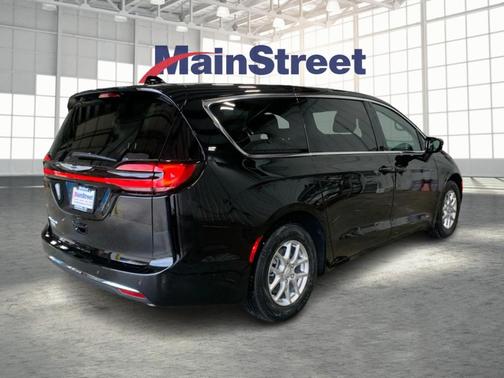 Diamond Black 2026 Chrysler Pacifica Select