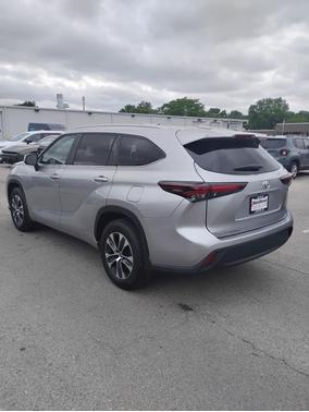 Celestial Silver Metallic 2025 Toyota Highlander XLE