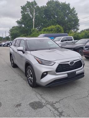 Celestial Silver Metallic 2025 Toyota Highlander XLE