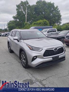 Celestial Silver Metallic 2025 Toyota Highlander XLE