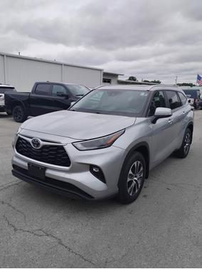 Celestial Silver Metallic 2025 Toyota Highlander XLE