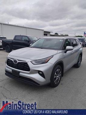 Celestial Silver Metallic 2025 Toyota Highlander XLE