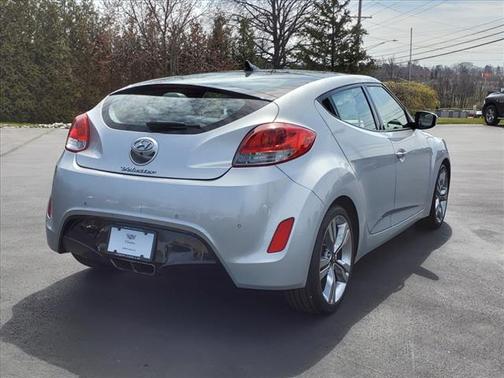 Photo 4 of 12 of 2012 Hyundai Veloster Base