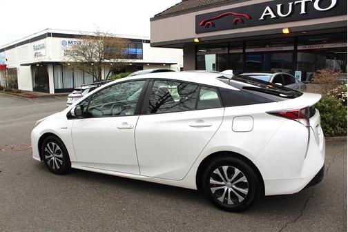 Blizzard Pearl 2016 Toyota Prius Three
