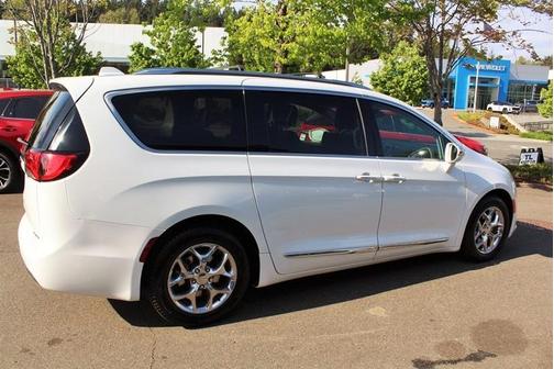 Bright White Clearcoat 2018 Chrysler Pacifica Limited
