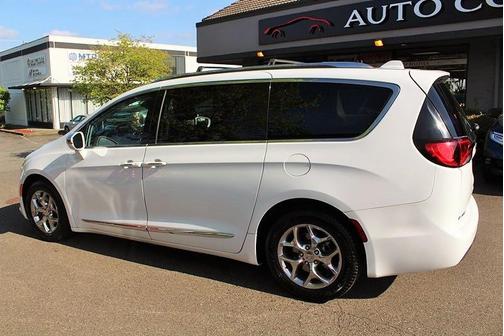 Bright White Clearcoat 2018 Chrysler Pacifica Limited