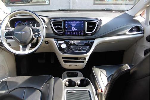 Bright White Clearcoat 2018 Chrysler Pacifica Limited
