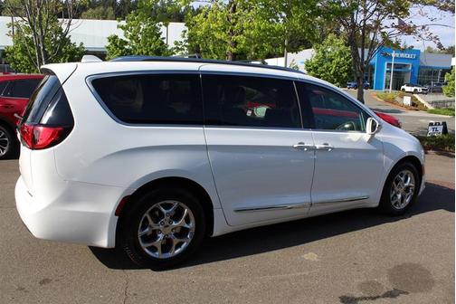 Bright White Clearcoat 2018 Chrysler Pacifica Limited