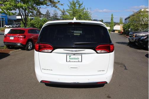 Bright White Clearcoat 2018 Chrysler Pacifica Limited