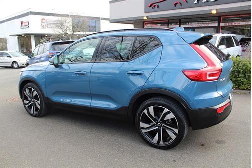 2023 Volvo XC40 B5 Ultimate Dark Theme