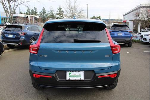 2023 Volvo XC40 B5 Ultimate Dark Theme