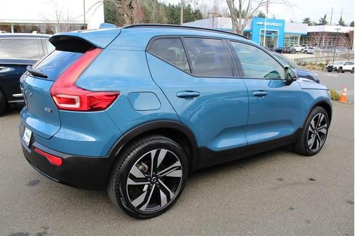 2023 Volvo XC40 B5 Ultimate Dark Theme
