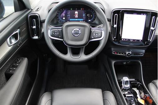 2023 Volvo XC40 B5 Ultimate Dark Theme