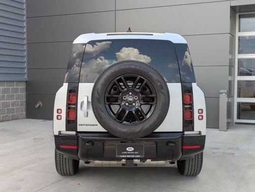 2024 Land Rover Defender 130 P400 X-Dynamic SE