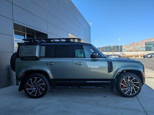 2024 Land Rover Defender 110 P400 X-Dynamic SE