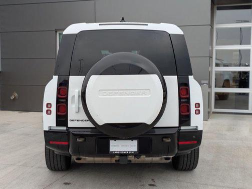 2024 Land Rover Defender 130 P400 X-Dynamic SE