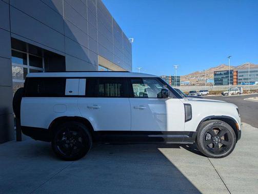 2024 Land Rover Defender 130 P400 X-Dynamic SE