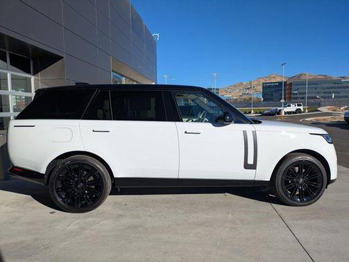 2025 Land Rover Range Rover P400 SE 7 Seat