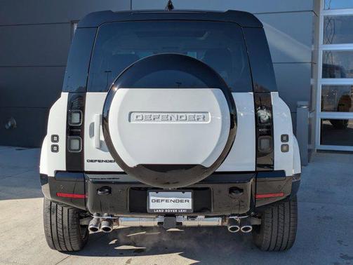 2026 Land Rover Defender 110 V8