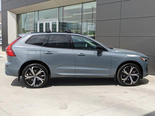 2023 Volvo XC60 B6 Ultimate Dark Theme
