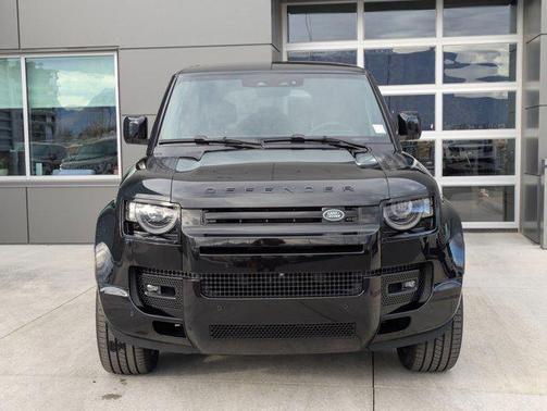 2025 Land Rover Defender 110 V8