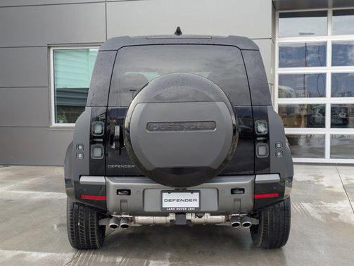 2026 Land Rover Defender 110 V8